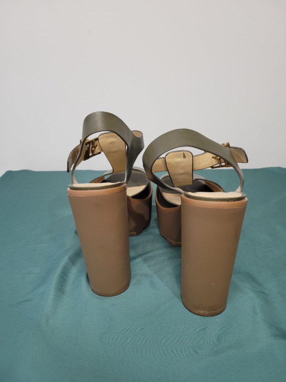 MICHAEL KORS OLIVE LEATHER PLATFORM HEELS 8.5 LIKE NEW - Picture 8 of 11